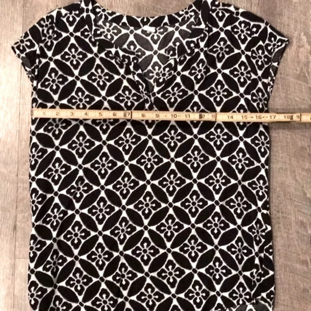 Old Navy black and white capped sleeve blouse XS - Picture 6 of 8